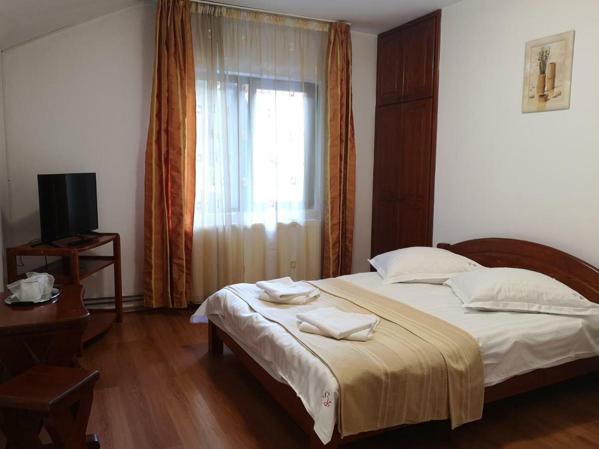 Hotel Raza Soarelui à Moeciu De Sus Extérieur photo